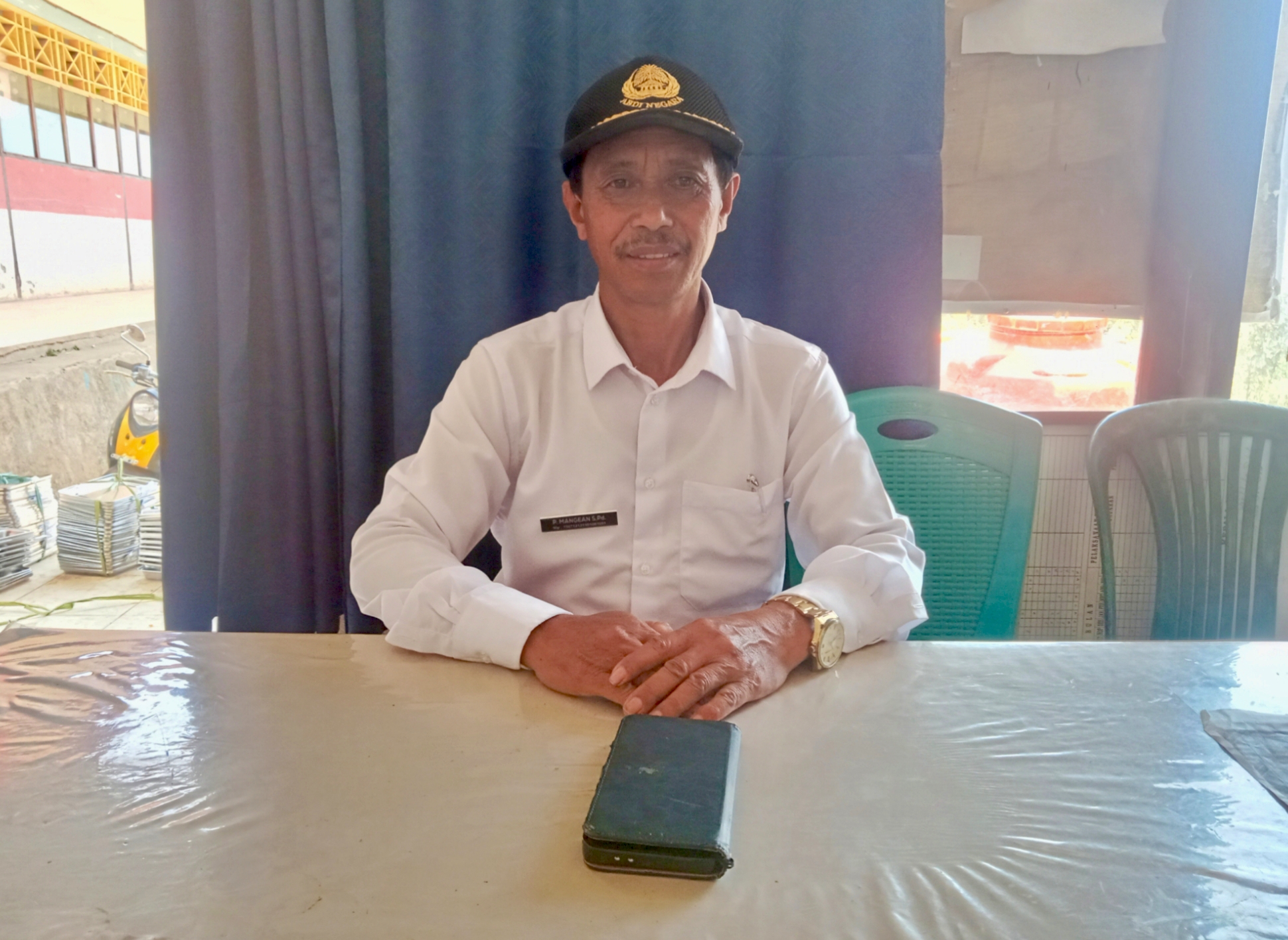 Kepala SDN 6 Kapalapitu, Petrus Mangean 